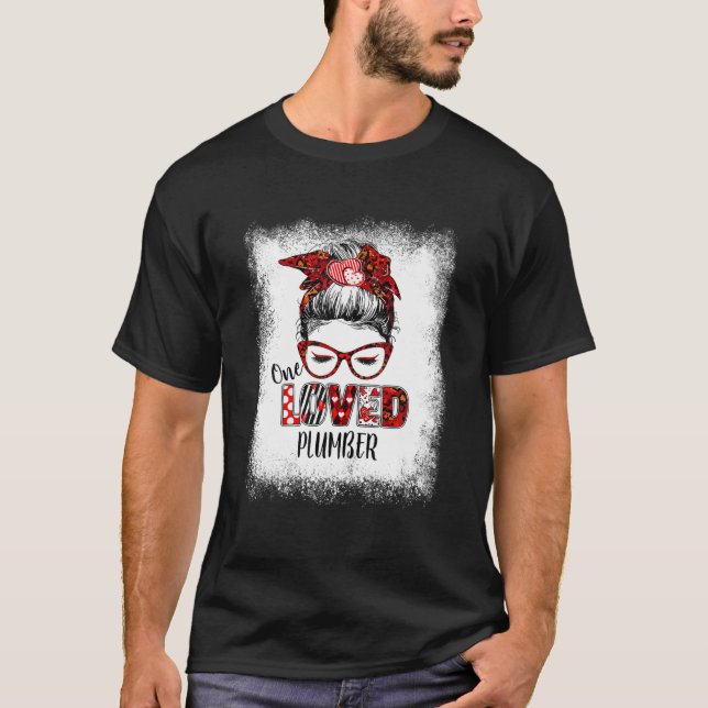 Bleached Messy Bun One Loved Plumber Valentine D T Shirt (Framsida)