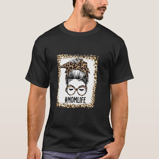 Bleached Mom Life Messy Bun Leopard Christmas Moth T Shirt (Framsida)