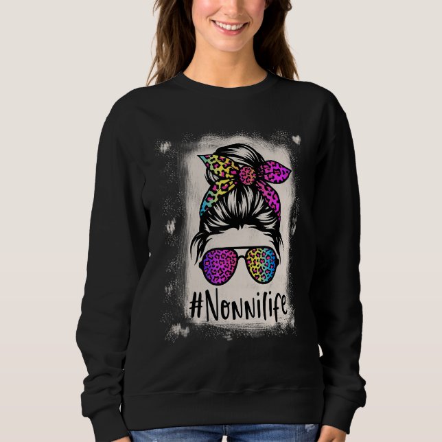 Bleached Nonni life Messy Bun Rainbow Leopard Moth T Shirt (Framsida)