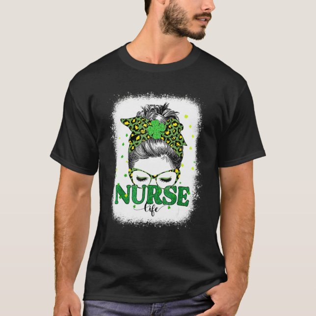 Bleached Nurse Life Messy Bun Leopard St Patricks T Shirt (Framsida)