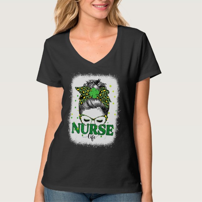 Bleached Nurse Life Messy Bun Leopard St Patricks T Shirt (Framsida)
