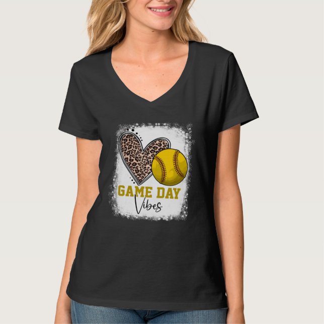 Bleached Softball Game Day Vibes Softball Mom Moth T Shirt (Framsida)