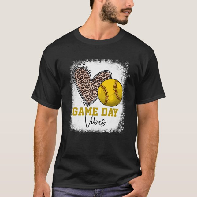 Bleached Softball Game Day Vibes Softball Mom Moth T Shirt (Framsida)
