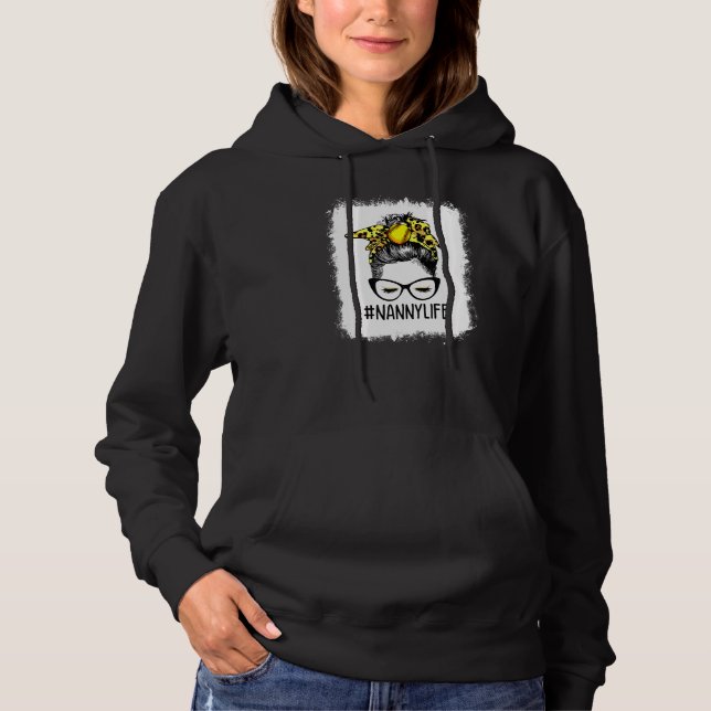 Bleached Softball Nanny Life Leopard Messy Bun MOT T Shirt (Framsida)