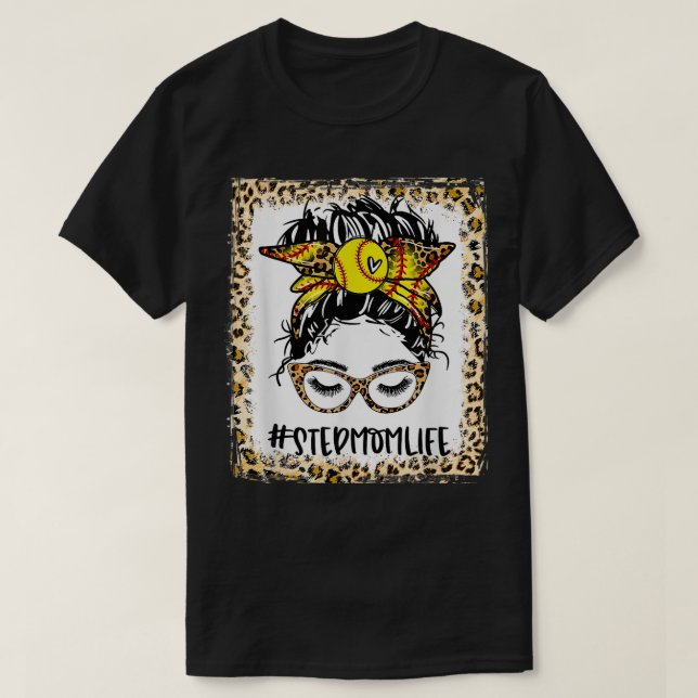 Bleached Softball Stepmom Messy Bun Game Day Mothe T Shirt (Design framsida)