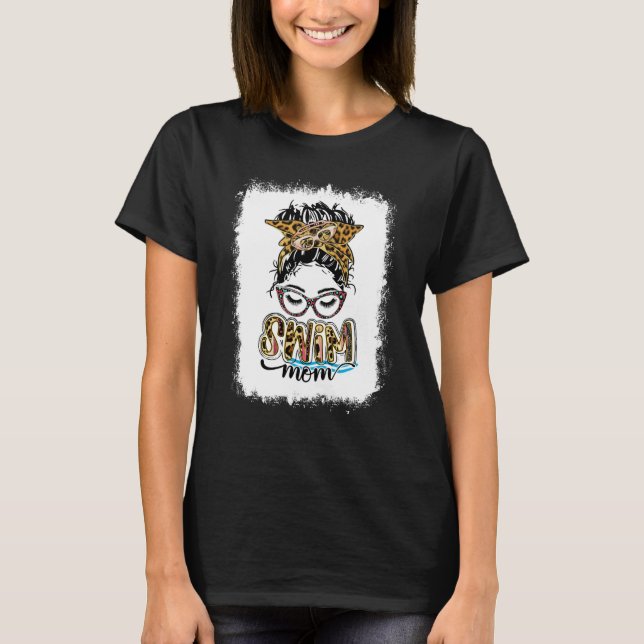 Bleached Swim Mom Leopard Messy Bun Swimmer Mom Mo T Shirt (Framsida)