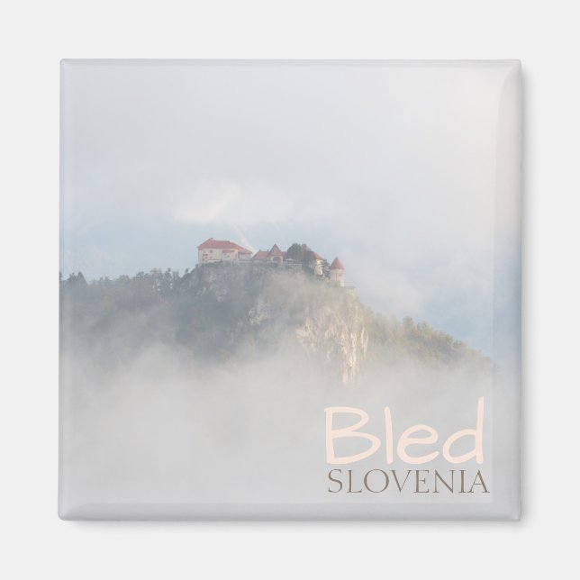 Bled slott omgivet av moln magnet (Framsidan)