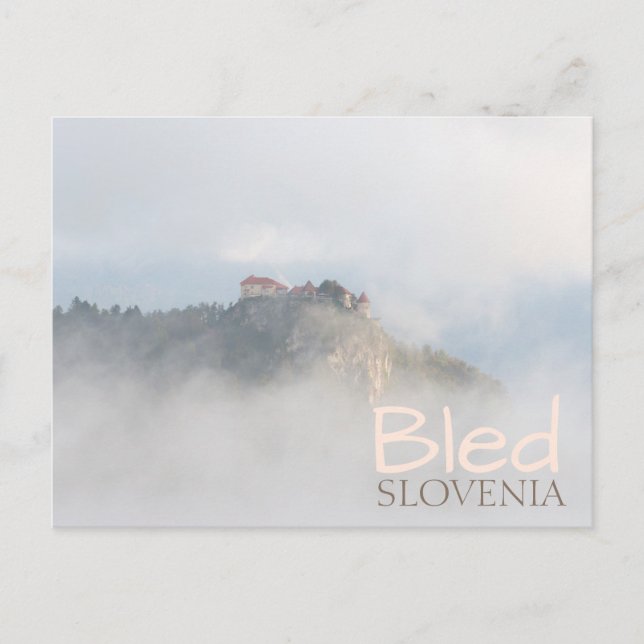 Bled slott omgivet av moln vykort (Framsida)