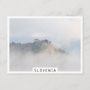 Bled slott omgivet av moln vykort