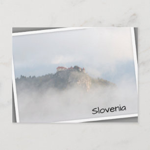 Bled slott omgivet av moln vykort