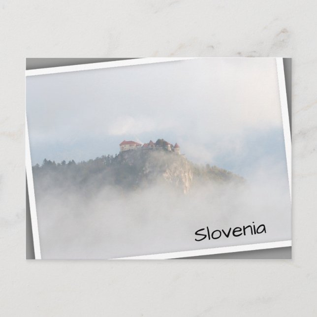Bled slott omgivet av moln vykort (Framsida)