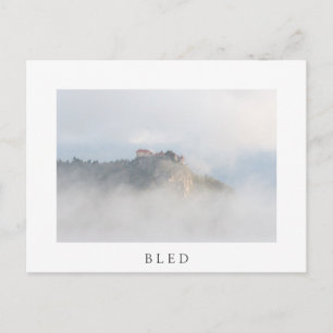 Bled slott omgivet av moln vykort