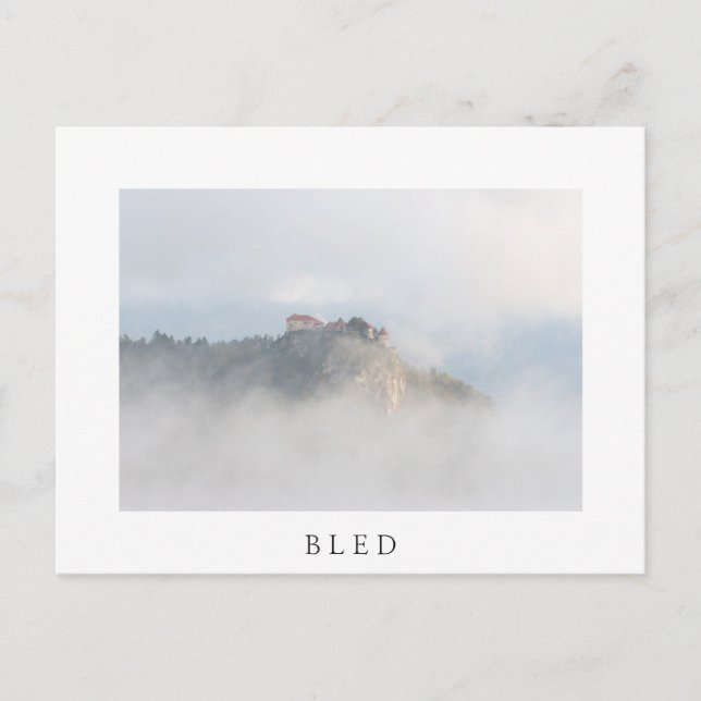 Bled slott omgivet av moln vykort (Framsida)