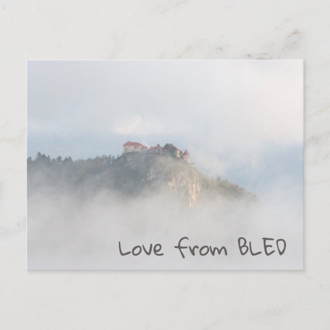 Bled slott omgivet av moln vykort (Framsida)