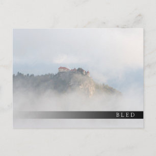 Bled slott omgivet av moln vykort