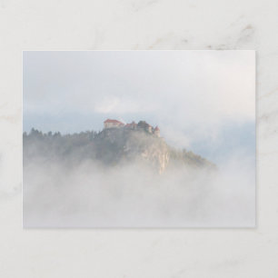 Bled slott omgivet av moln vykort