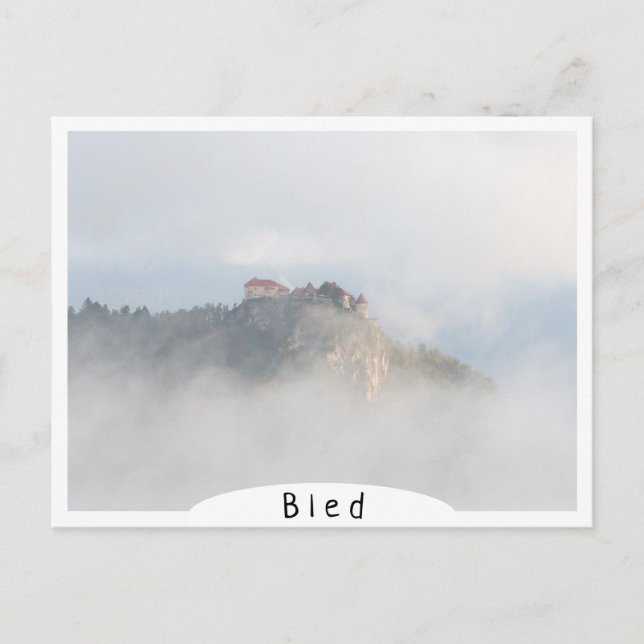 Bled slott omgivet av moln vykort (Framsida)