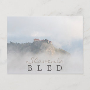 Bled slott omgivet av moln vykort