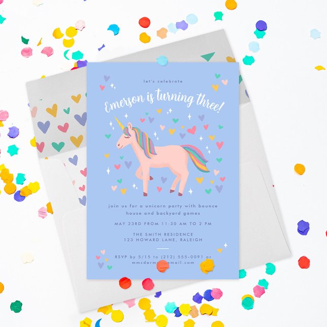 Blek Blue Pastel Rainbow Unicorn Födelsedagsfest Inbjudningar (blush pink unicorn with hearts and stars invites friends to a magical party on this soft blue invite)