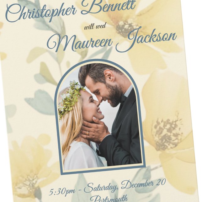 Blek Butter-Gult Mjuk blå Blommigt Bröllop Spara Datumet (Close up of Save the Date Butter Yellow & Pale Blue Floral Wedding)