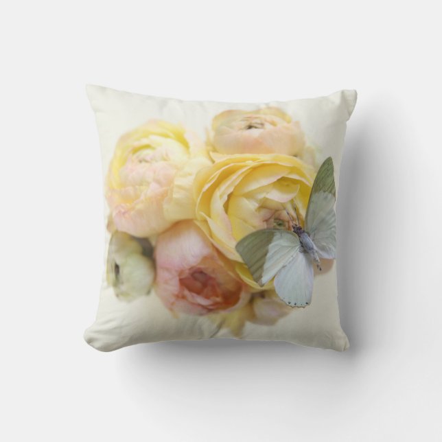 blek - grön fjäril på blommadekorativ kudde (Framsida)
