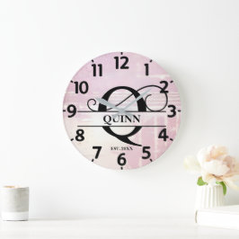 Blek Lavender Distress Q Monogram Stor Klocka