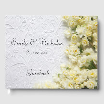 Blek narcissus blommor på struktur