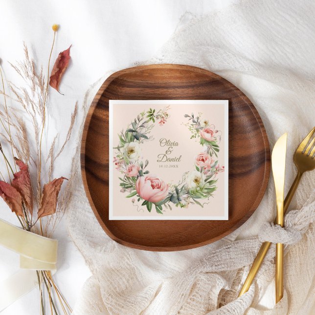 Blek Persikor och Blommigten för  Rosa Bröllop Pappersservett (Pale Peach and Blush Pink Floral Wedding Paper Dinner Napkins on wedding table)