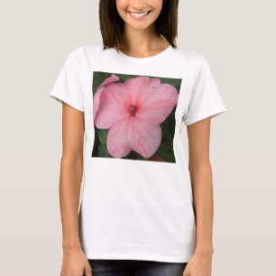 Blek Rosa Impatiens Flower Dam T Shirt