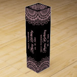 Blek Rosa Mandala på bakgrunden för svarta skador Presentask För Vinflaska<br><div class="desc">Blek rosa eller mandala över en svart och mörk grått- monokrom bakgrund. Anpassade i motsvarande blek rosa färg-grattis på födelsedagen.</div>