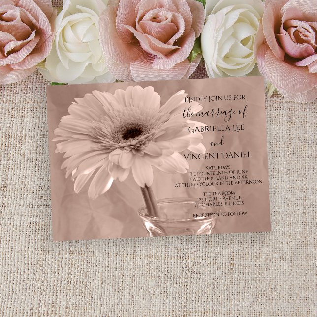 Blek Rosa Tvisserligen Daisy Bröllop Inbjudningar (Set an elegant tone with the pretty Pale Pink Tinted Daisy Wedding Invitation.)
