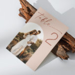 Blek  skript Bröllop | Elegant Arch-foto Bordsnummer<br><div class="desc">Ge din bröllopsmottagning en mjuk, romantisk beröring med det bordsnumret i bleken. Den här minimalistiska eleganten har skripttext och ett tillvalsbildfoto, och är perfekt för modernt, neutralt, boho eller temat bröllop. Perfekt för par som kärlek rengör, underskattad estetik med varm och romantisk ton. Den mjuka layouten färg och tidslätten lägger...</div>