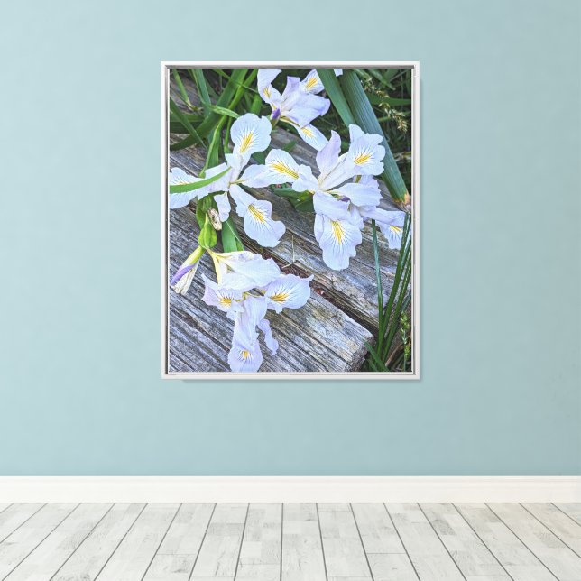 Bleka lila irisblommor canvastryck (Insitu (trägolv))