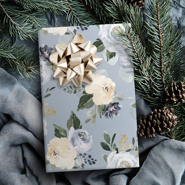 Blekande blommigt av botaniskt dammigt blått vatte presentpapper (Blooming botanical dusty blue watercolor floral wrapping paper)