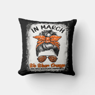 Blekt i mars. Vi Bära Orange Messy Bun MS Awar Kudde