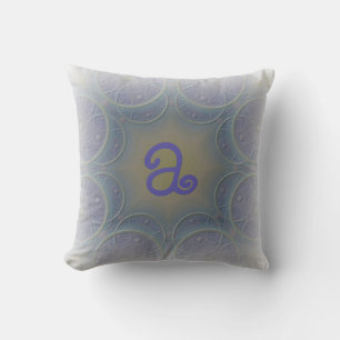 Blekt lila designad monogram kudde