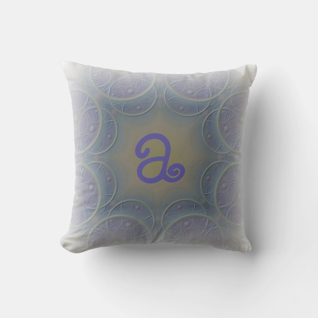 Blekt lila designad monogram kudde (Framsida)