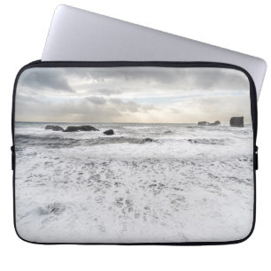 Blekt skummande havslandskap, Island Laptop Sleeve