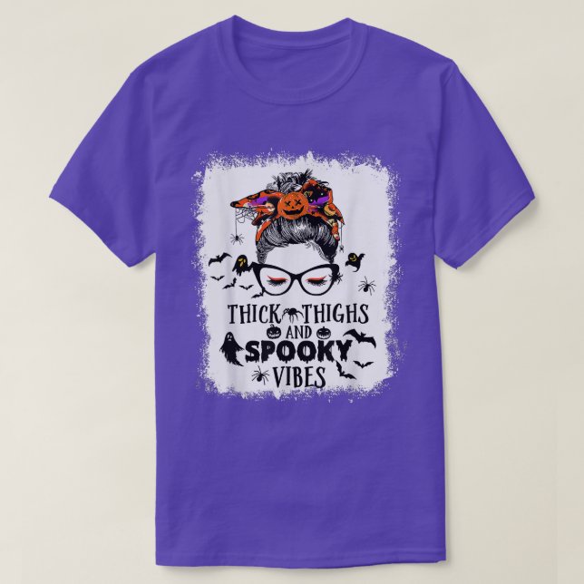 Blekta tjocka lårar och Spooky Vibes Messy Bun S T Shirt (Design framsida)