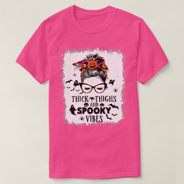 Blekta tjocka lårar och Spooky Vibes Messy Bun S T Shirt (Design framsida)