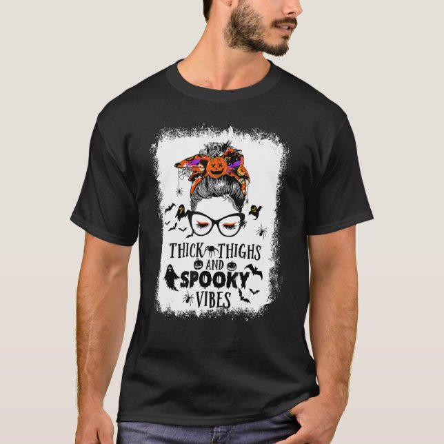 Blekta tjocka lårar och Spooky Vibes Messy Bun S T Shirt (Framsida)