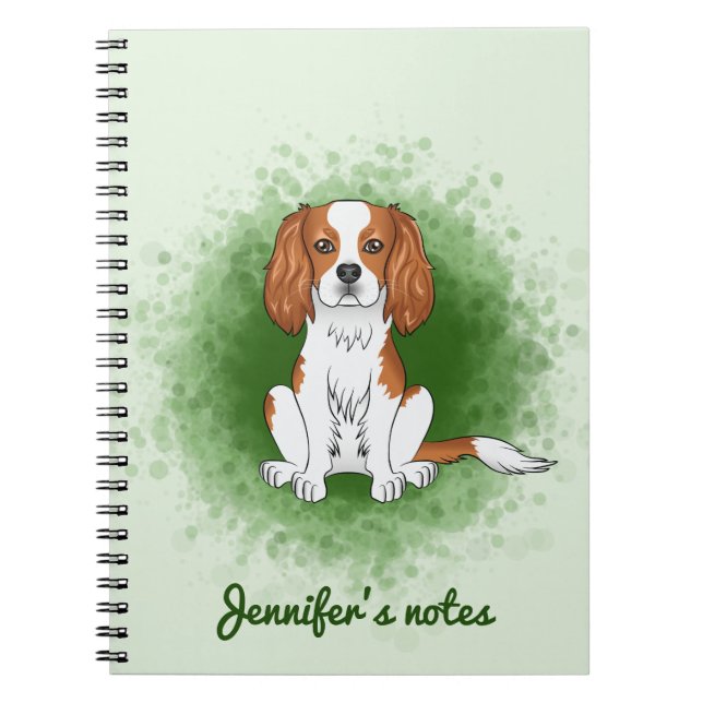 Blenheim Cavalier King Charles Spaniel på grön bak Anteckningsbok (Framsidan)