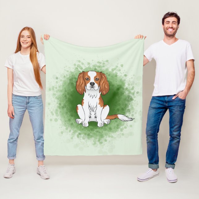 Blenheim Cavalier King Charles Spaniel på grön bak Fleecefilt (På plats)