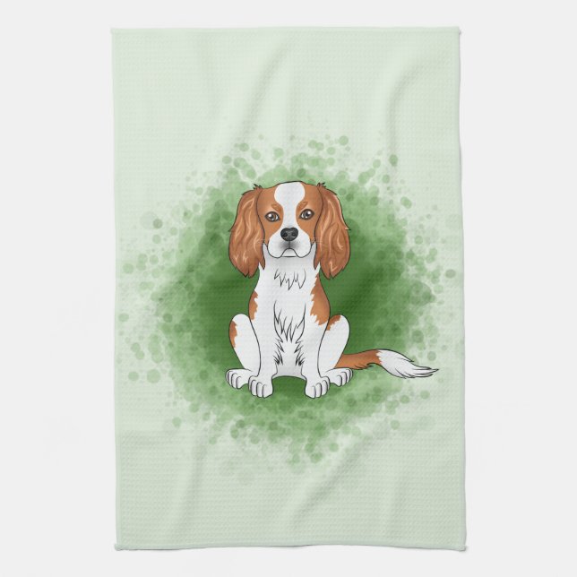 Blenheim Cavalier King Charles Spaniel på grön bak Kökshandduk (Vertikal)