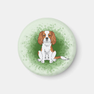 Blenheim Cavalier King Charles Spaniel på grön bak Magnet
