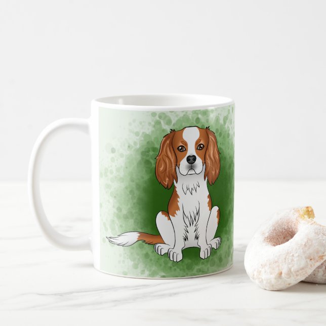 Blenheim Cavalier King Charles Spaniel på grönt Kaffemugg (Med munk)