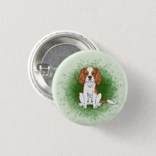 Blenheim Cavalier King Charles Spaniel på grönt Knapp