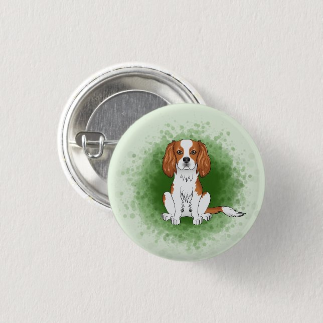 Blenheim Cavalier King Charles Spaniel på grönt Knapp (Framsida & baksida)