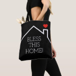 Bless this Home Tygkasse<br><div class="desc">Ett rött hjärta över tak i ett hem med orden "Bless This Home!" finns på framsidan och baksidan av den här väskan. ÄNDRA BAKGRUND FÄRG till vad som helst - vi visar svart.</div>