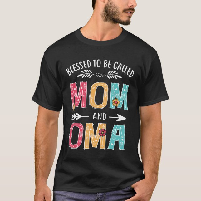 Blessed To Be Called Mom and Oma  Grandma Mothers  T Shirt (Framsida)